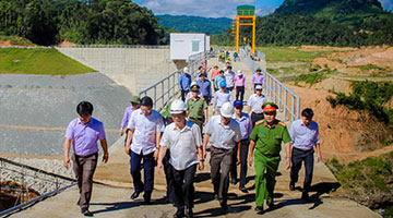 省领导赴 Đăkre 水电站进行实地考察与检查