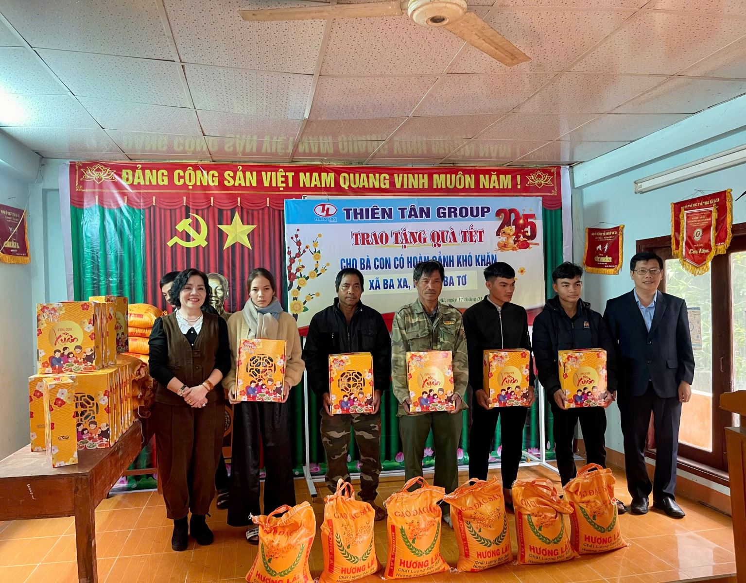 将春节礼品亲手交到乡亲们手中