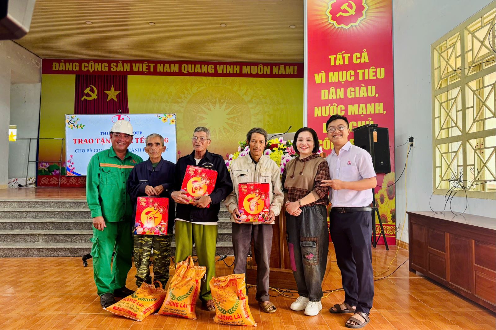 春节礼品送达到巴查社困难群众手中