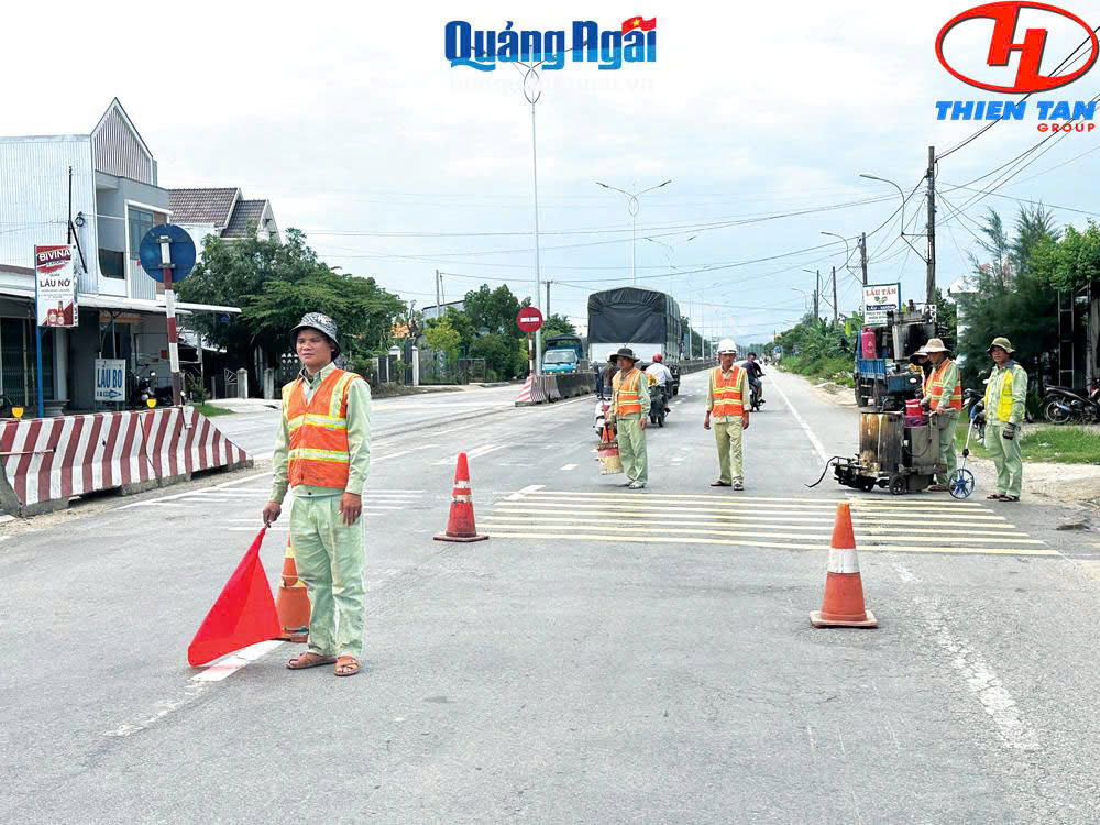 工人正在维护和修理由天新集团投资运营的1号国道BOT路段